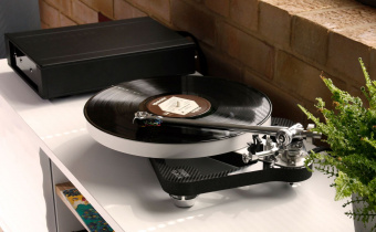 Rega Naia (black)